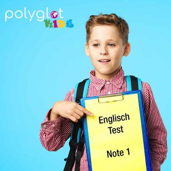 Ein kleiner Junge hält ein Klemmbrett mit der englischen Prüfungsnote 1 in der Hand