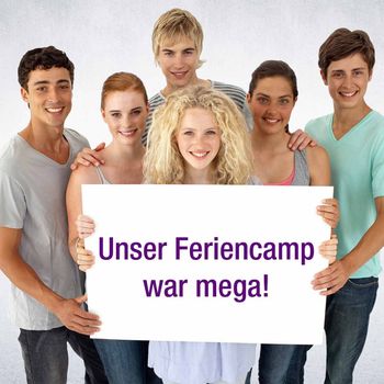 Eine Gruppe Jugendlicher bedanken sich mi einem Schild über das letzte Feriencamp