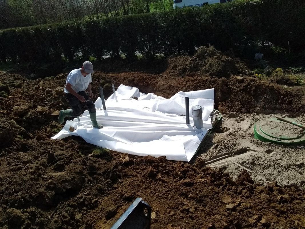 Un professionnel réalise des travaux d'assainissement