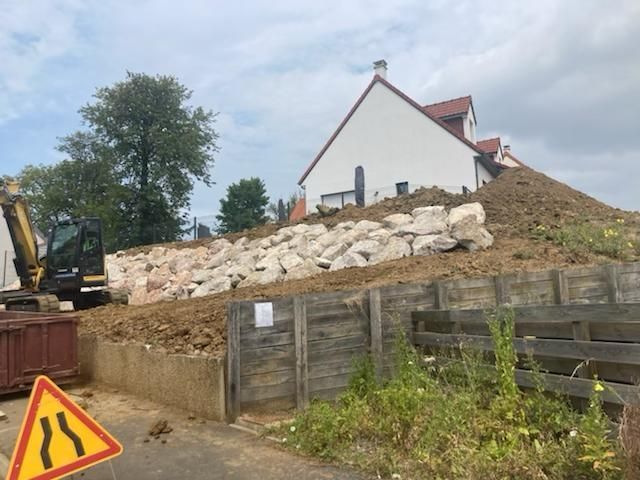 Maison avec enrochement de soutènement