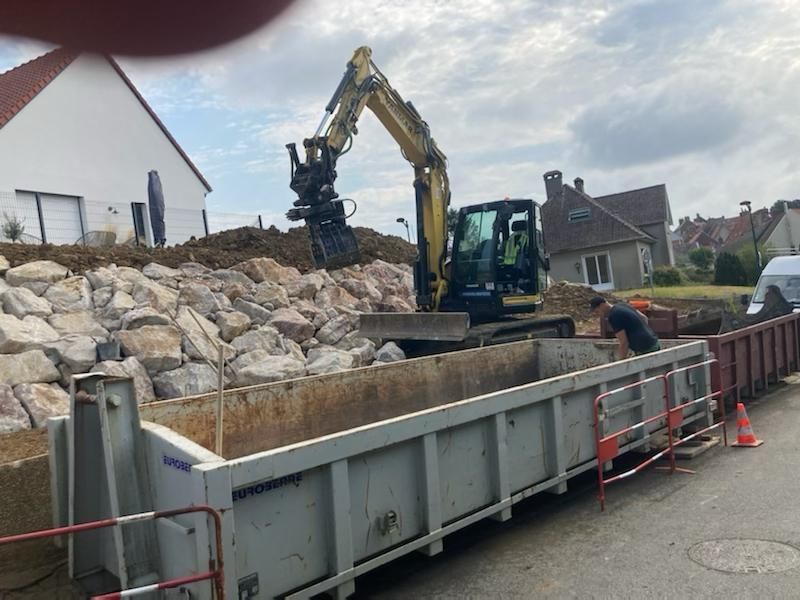 Pelleteuse déplaçant des pierres