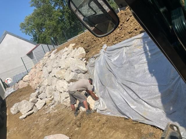 Personne posant une bâche sur des rochers