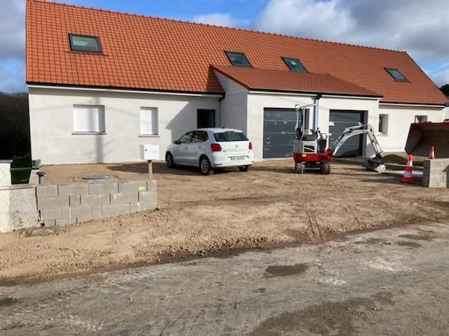 Pelleteuse devant maison moderne avec voiture blanche
