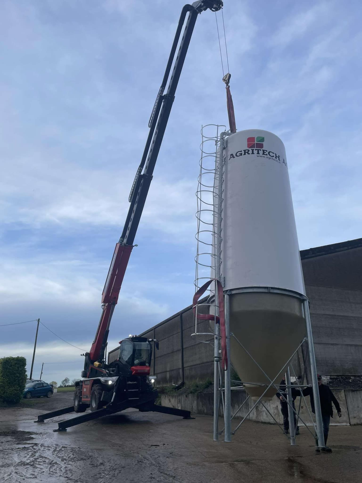 Installation de silo dans une ferme avec MRT 2660