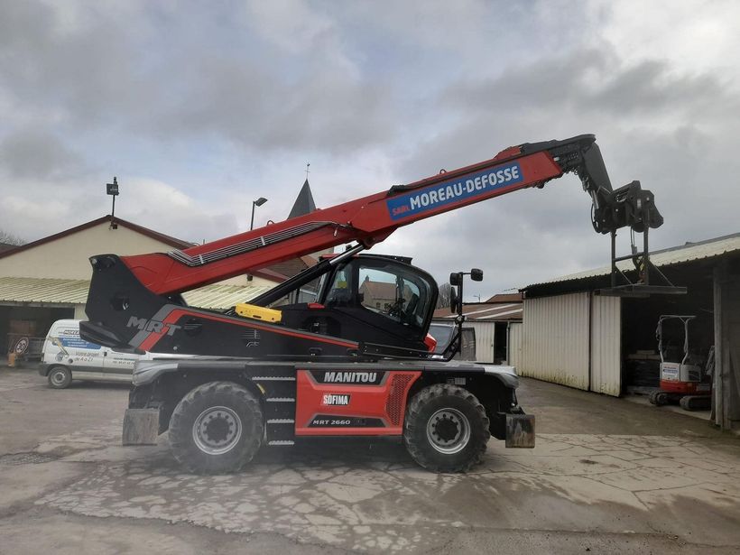 Manitou avec panneau enseigne