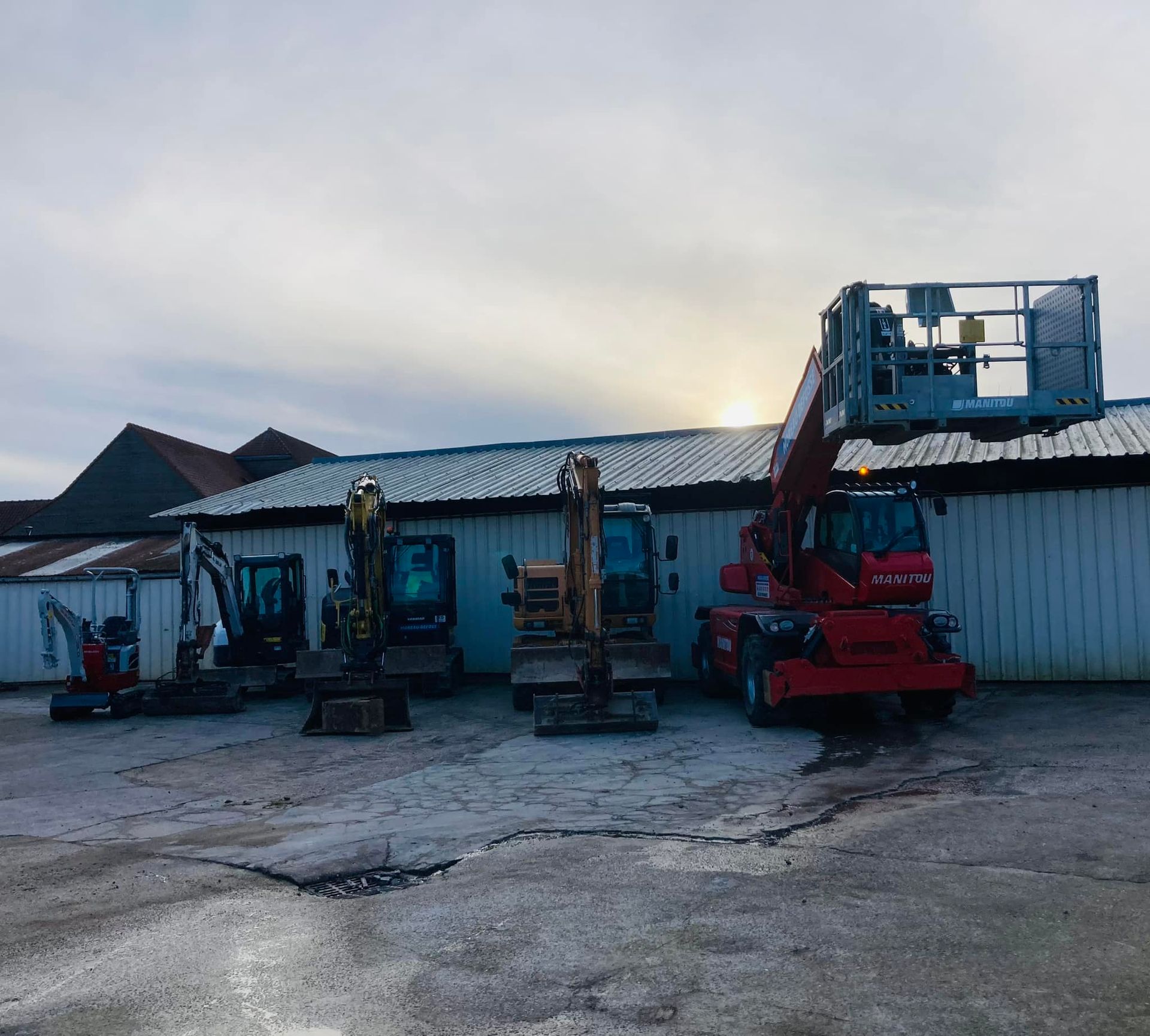 Flotte d'engins devant le bâtiment de la société