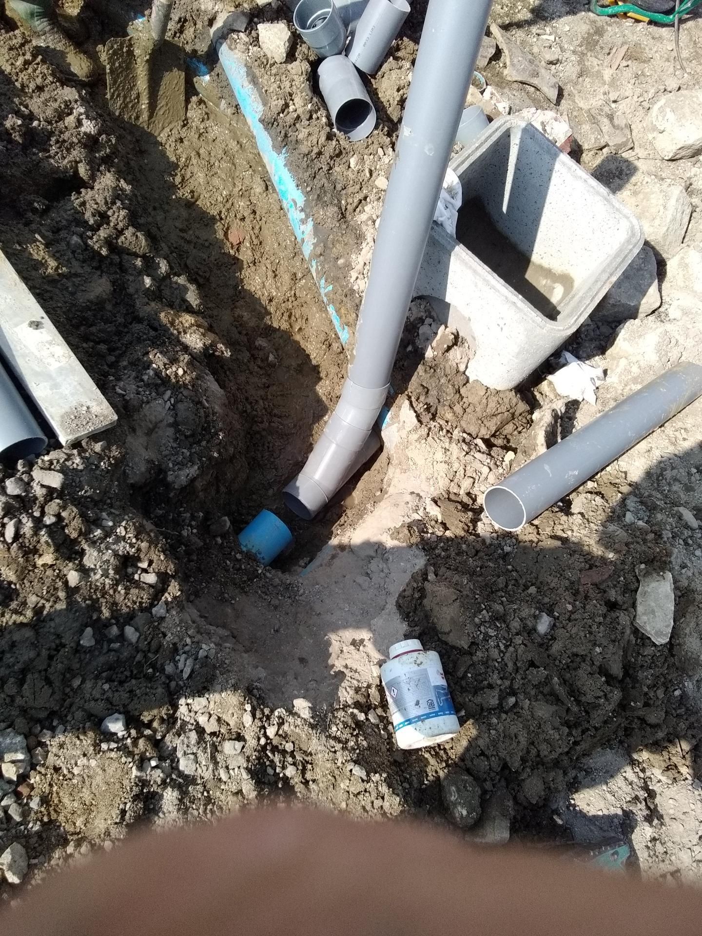 Pose de canalisations en PVC dans une tranchée d’assainissement