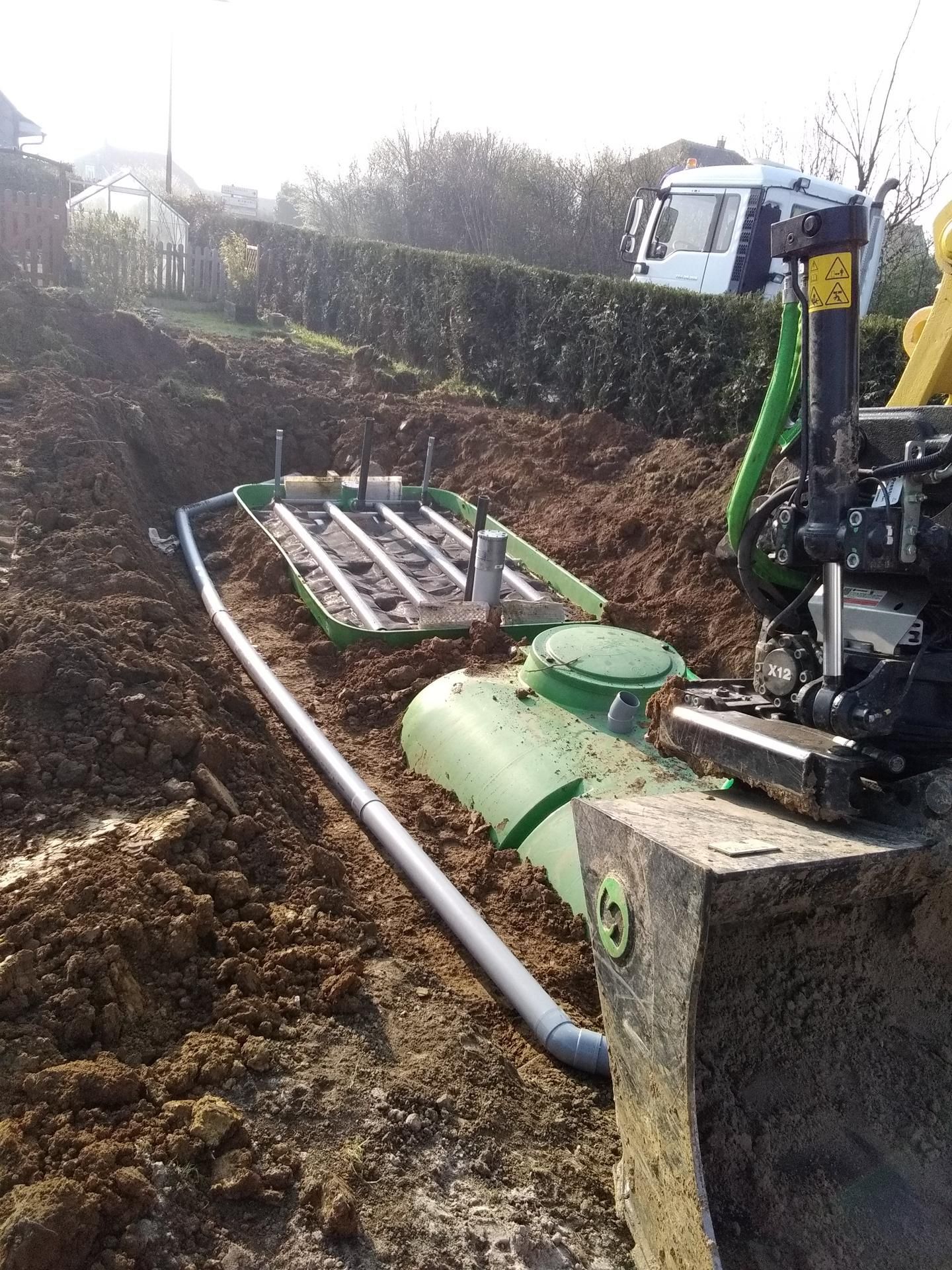 Installation d’une fosse septique avec terrassement en cours