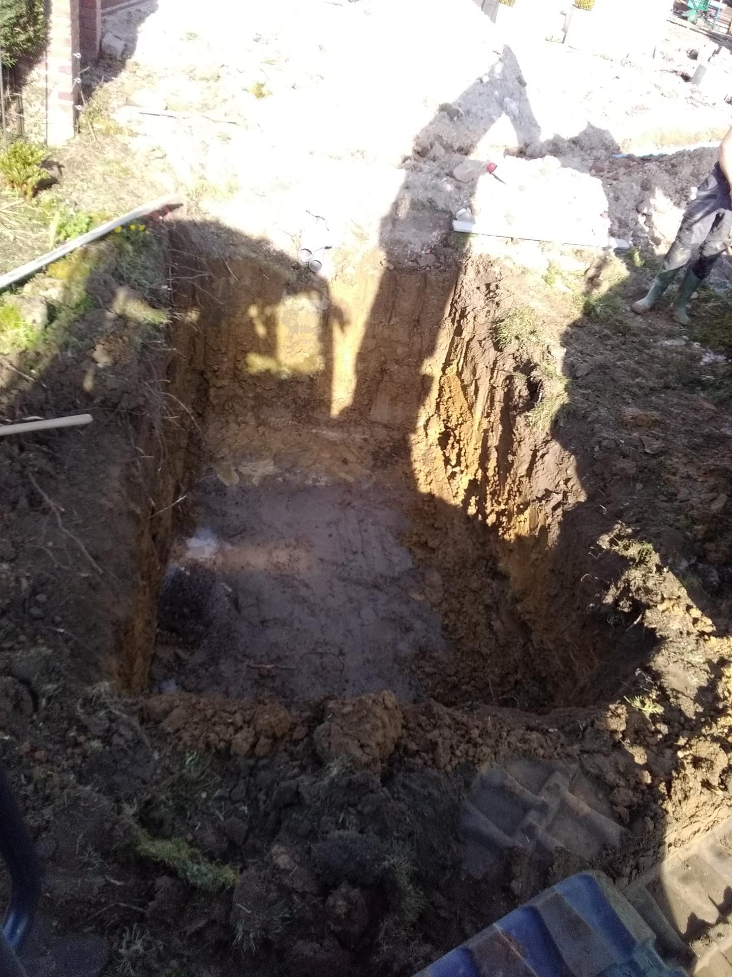 Fouille profonde avec présence d’eau pour assainissement