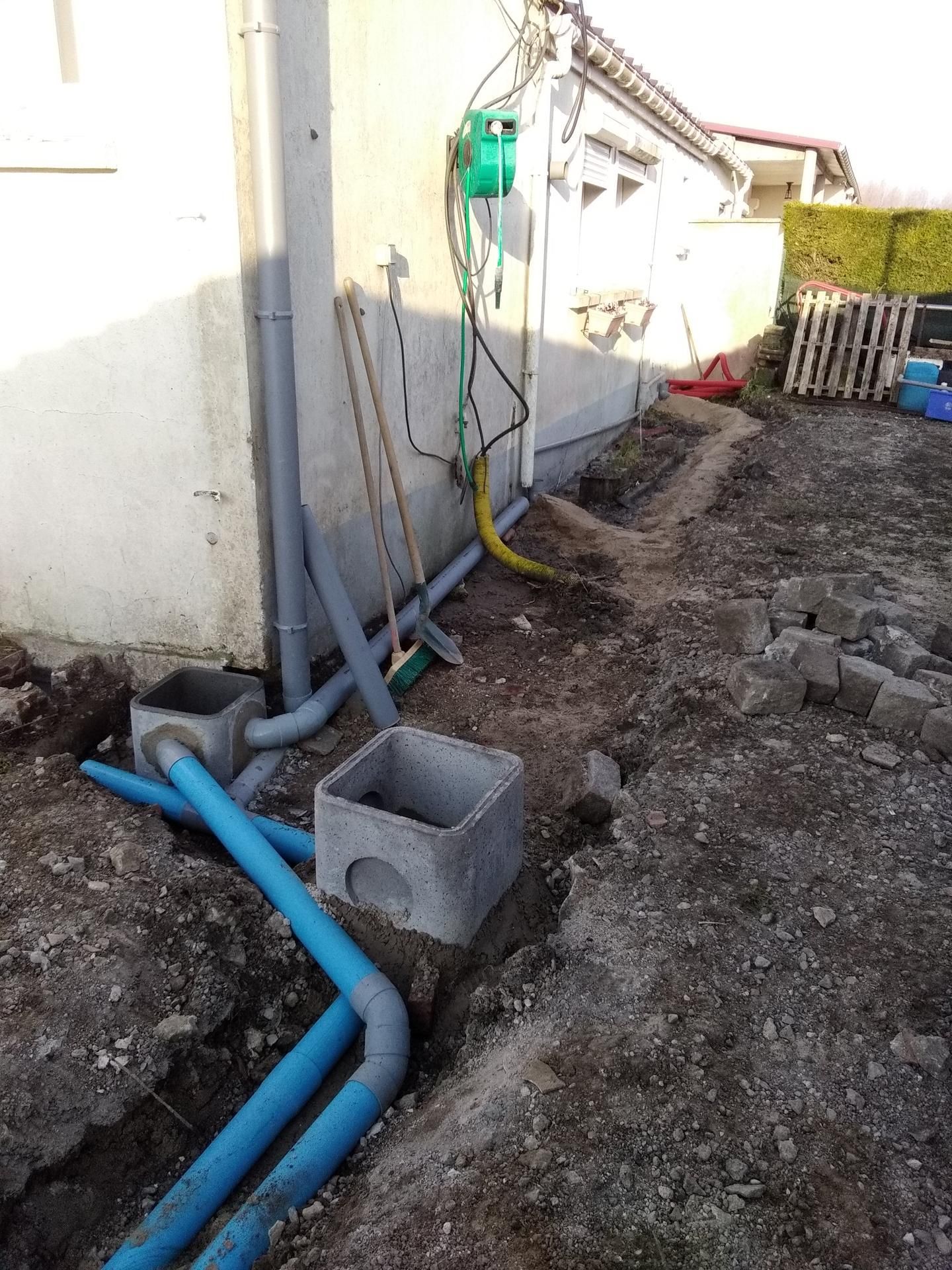 Travaux d’assainissement avec tuyaux raccordés à des regards