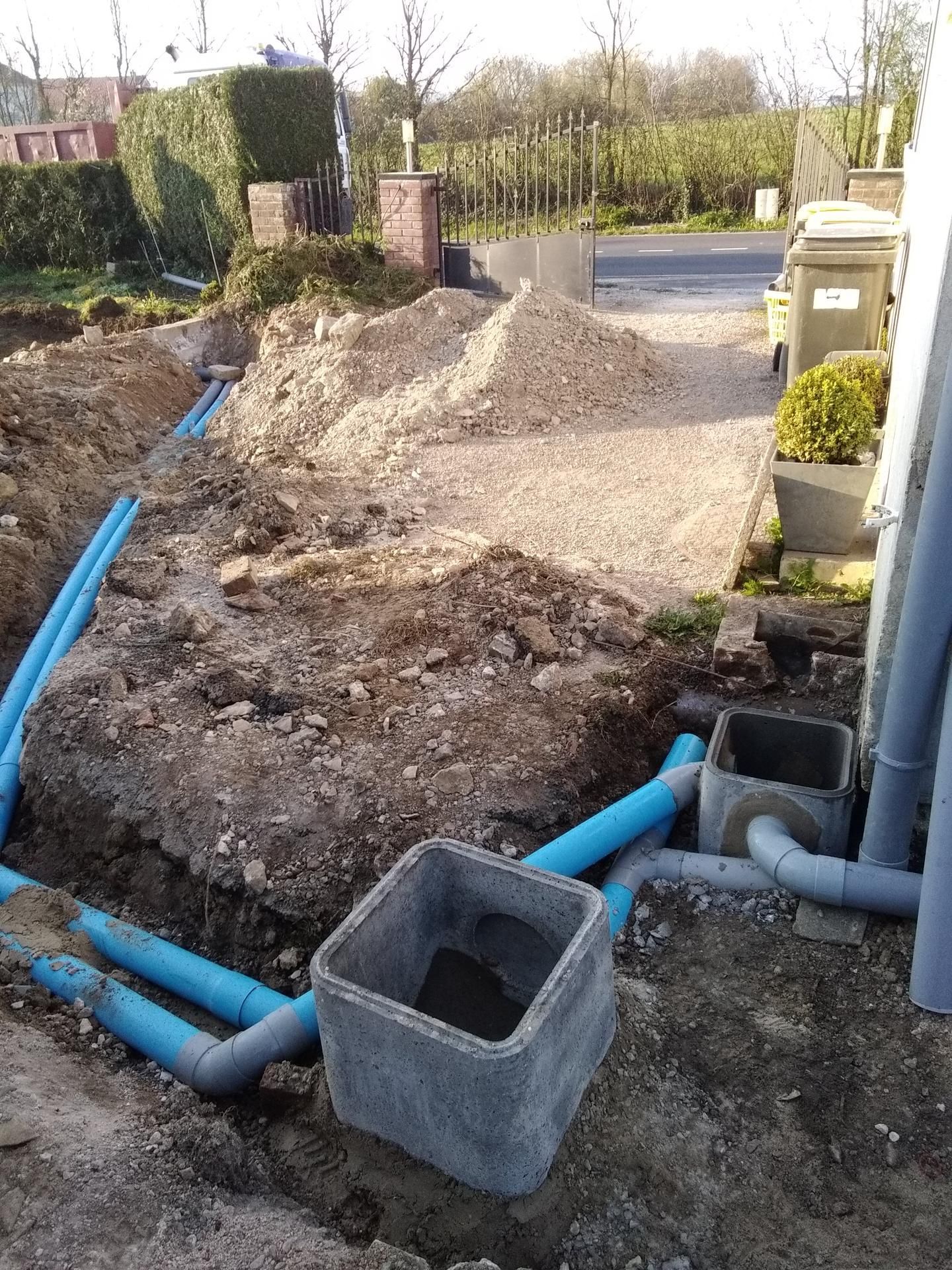 Pose de tuyaux bleus et regards pour assainissement