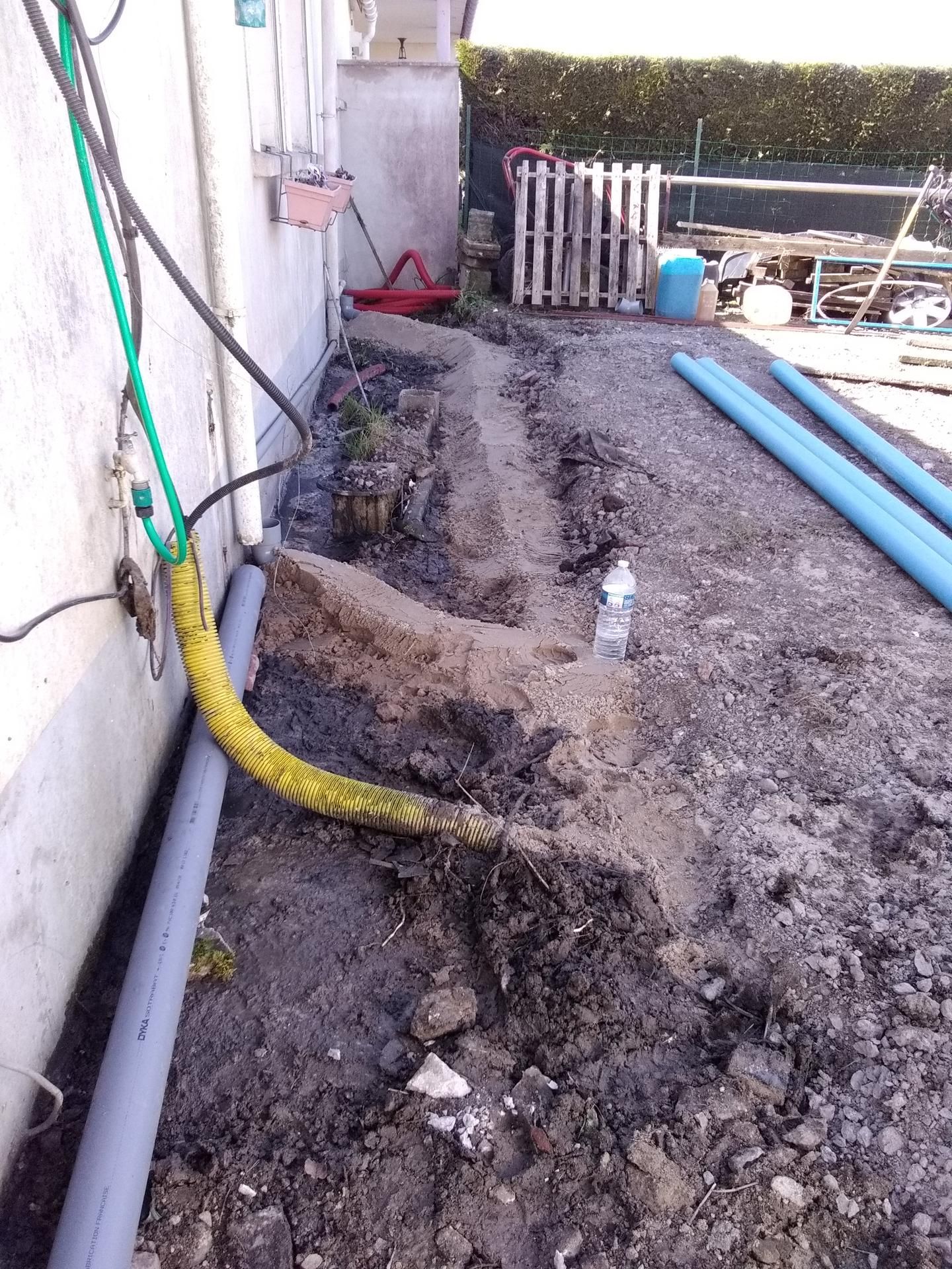 Zone creusée avec tuyaux et flexible pour assainissement