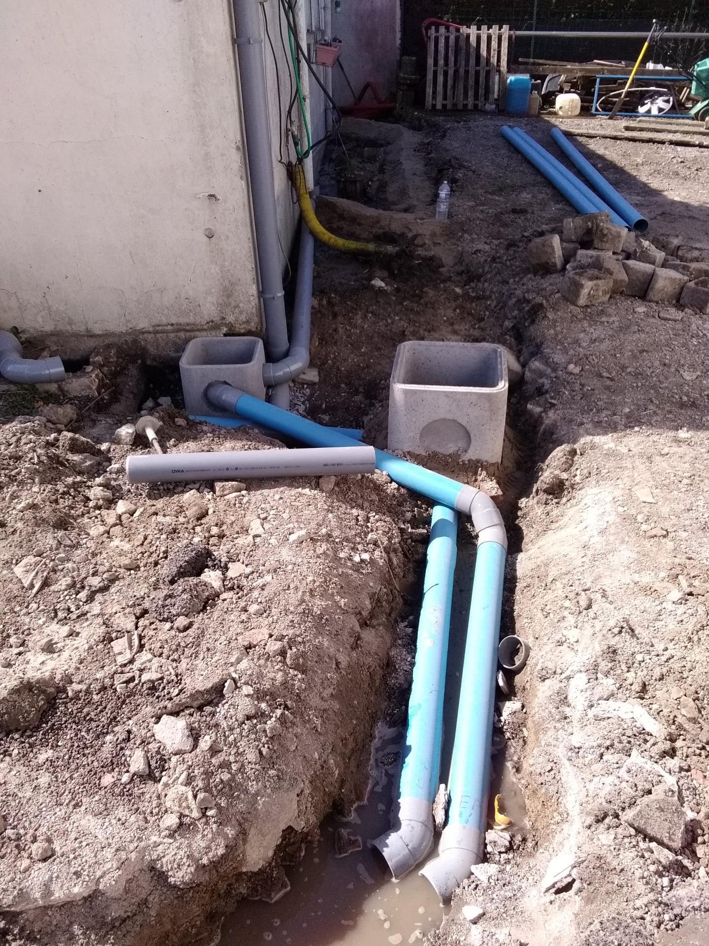 Tuyaux posés en tranchée avec regards pour assainissement