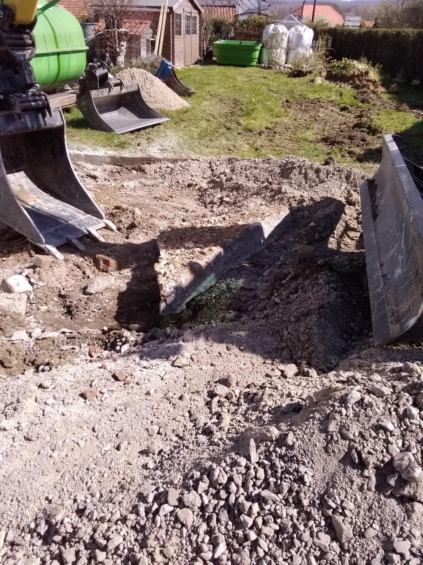 Chantier d’assainissement avec godets et cuve verte