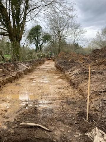 Chantier de terrassement sur sol boueux excavé