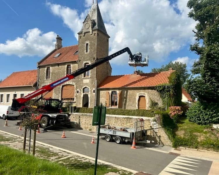 Rénovation de toiture en tuiles avec grue et nacelle