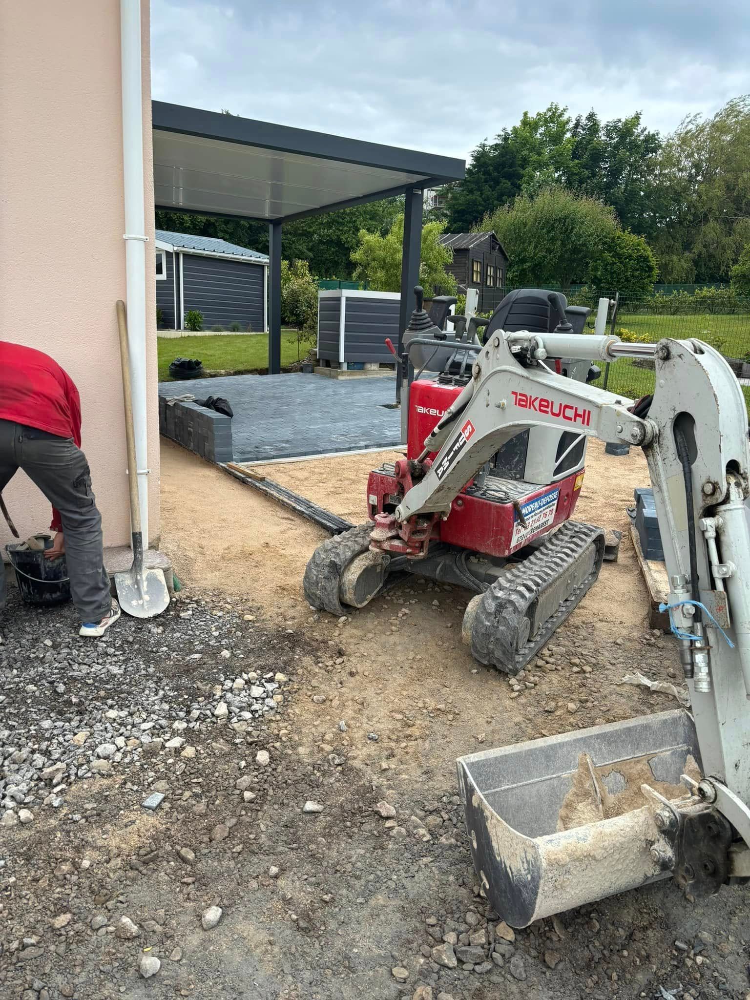 Minipelle sur un terrain pour construction de terrasse