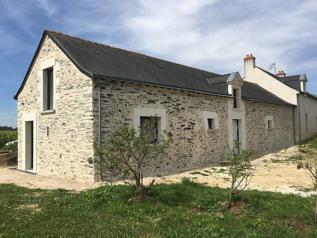 Rénovation d'une maison en pierre apparente avec imitation Tuffeau