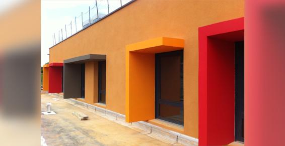 Enduit et peinture d'une façade d'une école