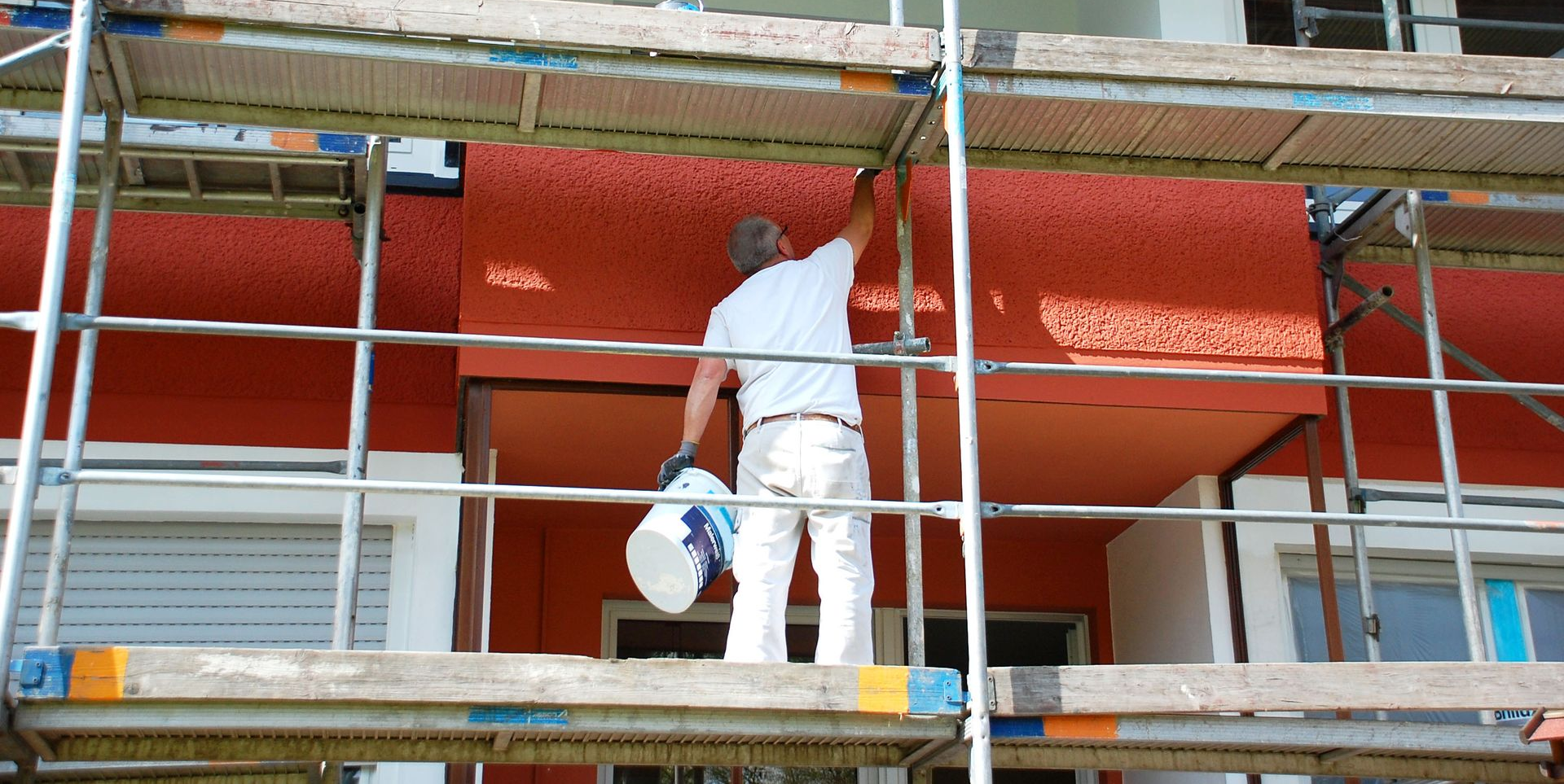 Rénovation de façade avec pose de revêtement rouge