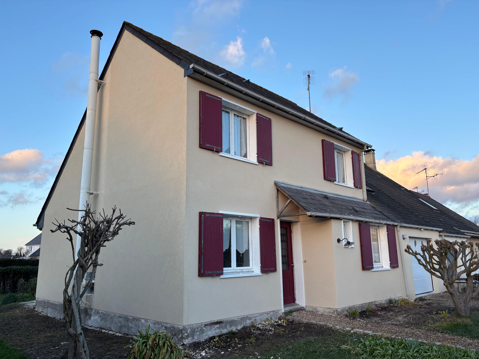 Maison après ravalement de façade Immeuble en cours d'isolation thermique