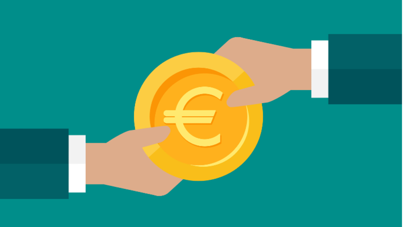 Des mains échangeant une pièce d'or en euros sur un fond turquoise