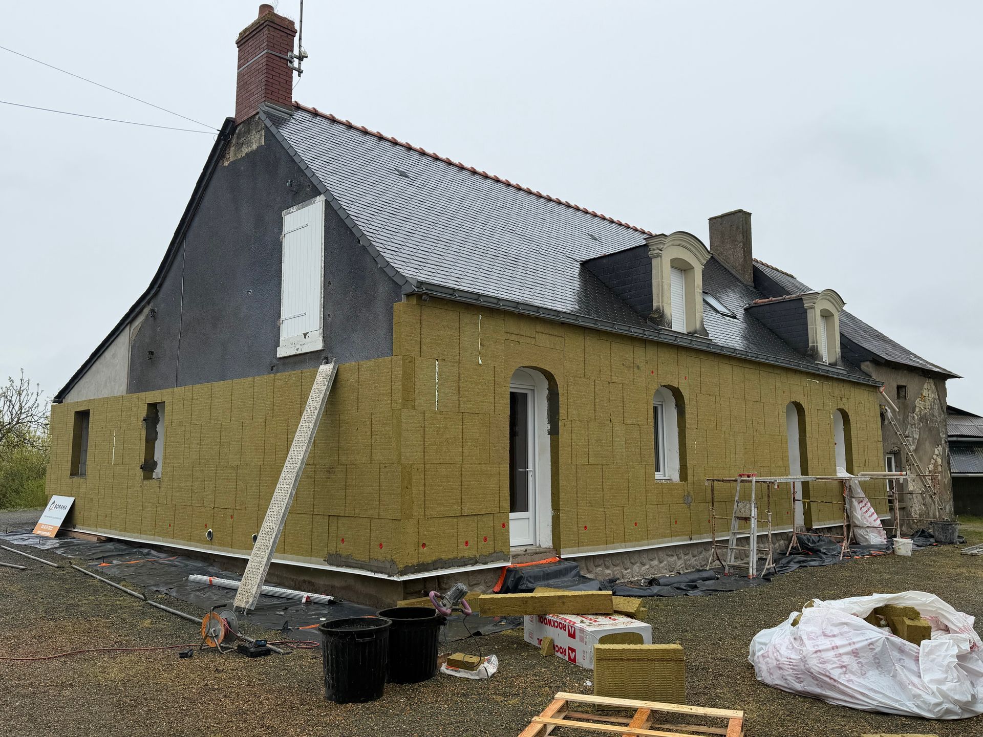 Pose d'isolation par l'extérieur en laine de roche