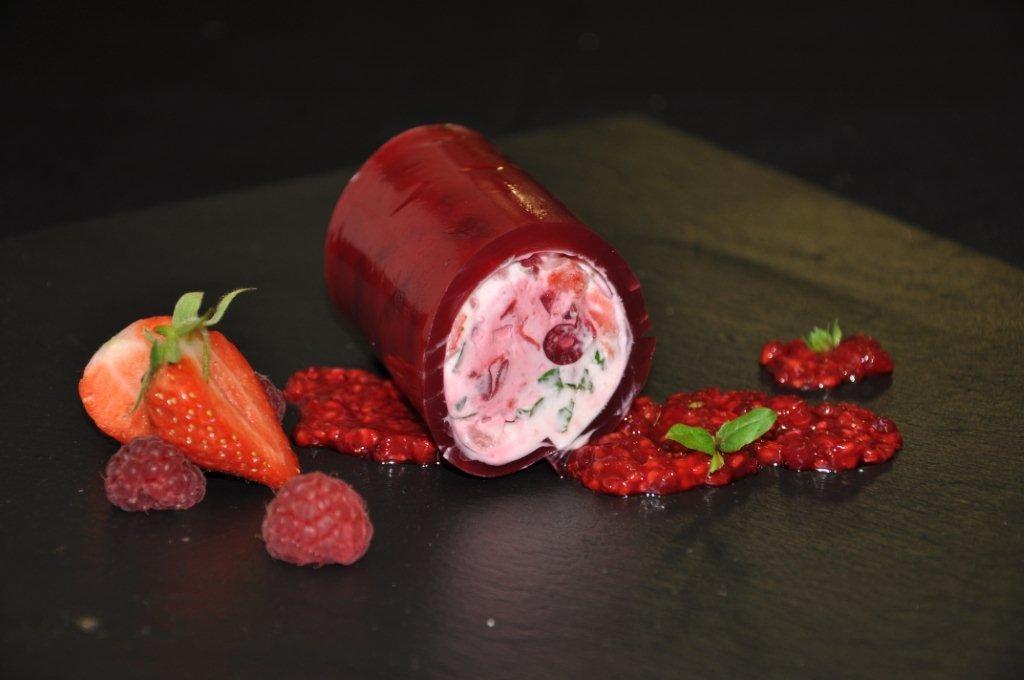 Parfait glacé en transparence de griotte,coeur crémeux fraise basilic