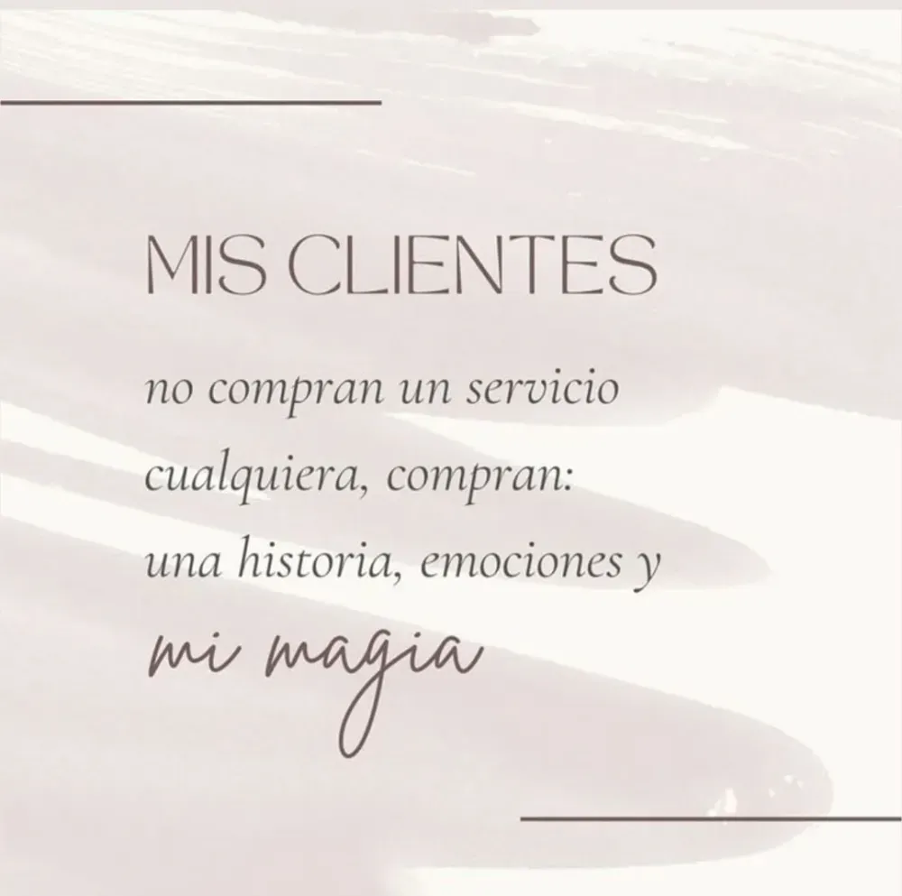 Texto superpuesto sobre un fondo difuminado. El texto dice: «Mis clientes compran una historia, emociones y mi magia».