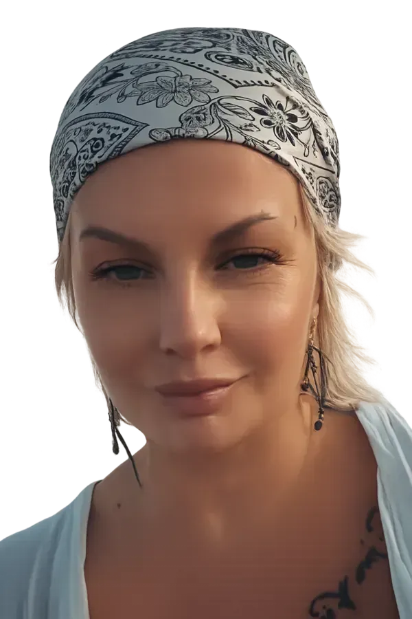 Mujer con cabello rubio que lleva un pañuelo de cachemira y pendientes, sonriendo.