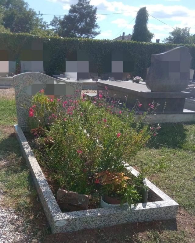 Entourage de tombe sur fondation