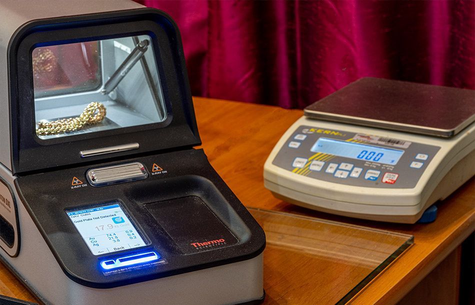 Instrument d'analyse de la pureté de l'or et une balance  électronique sur un bureau
