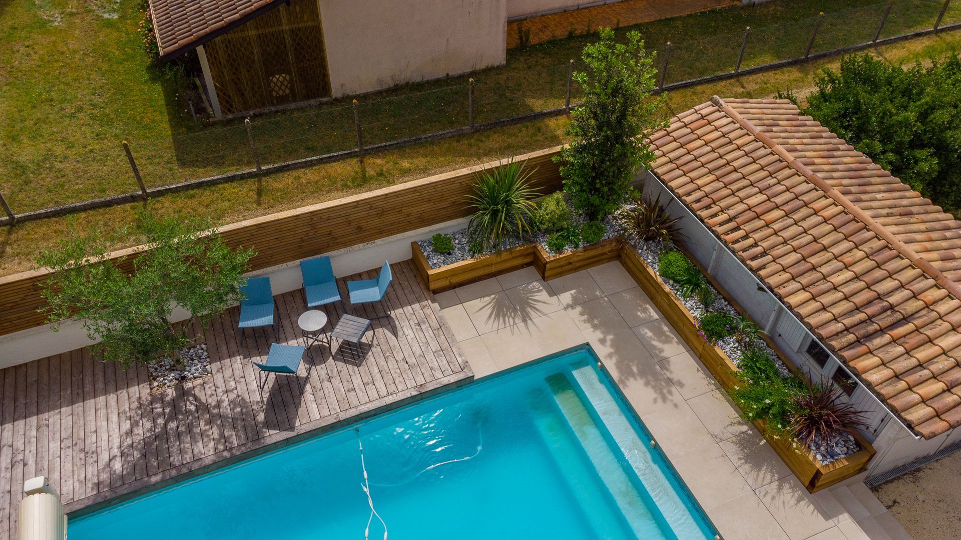 Aménagement paysager autour d'une piscine