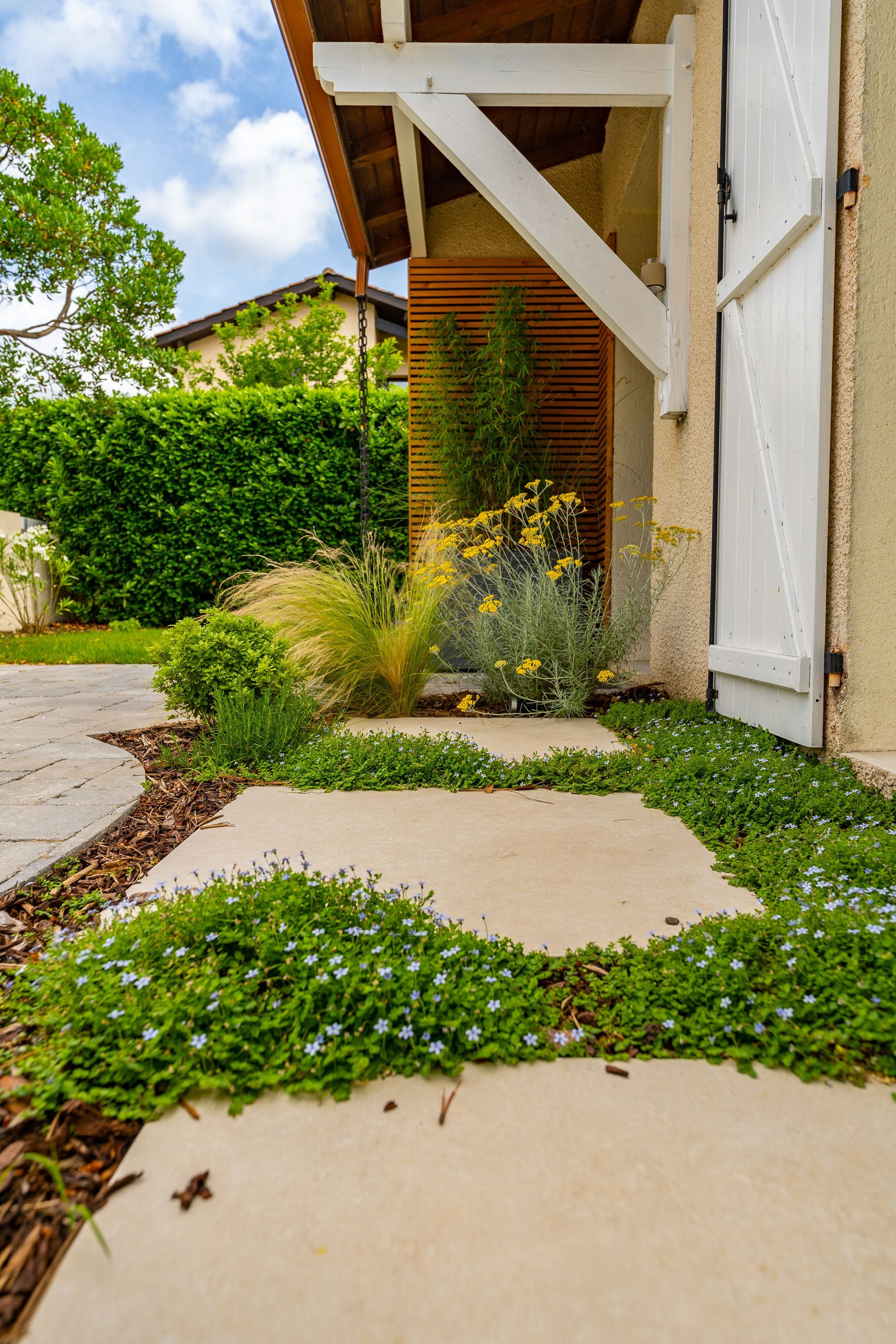 Entrée de maison avec dalles de pierre