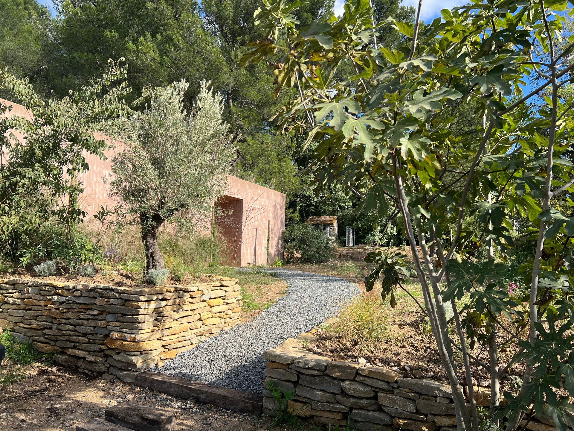Jardin méditerranéen avec maçonnerie paysagère