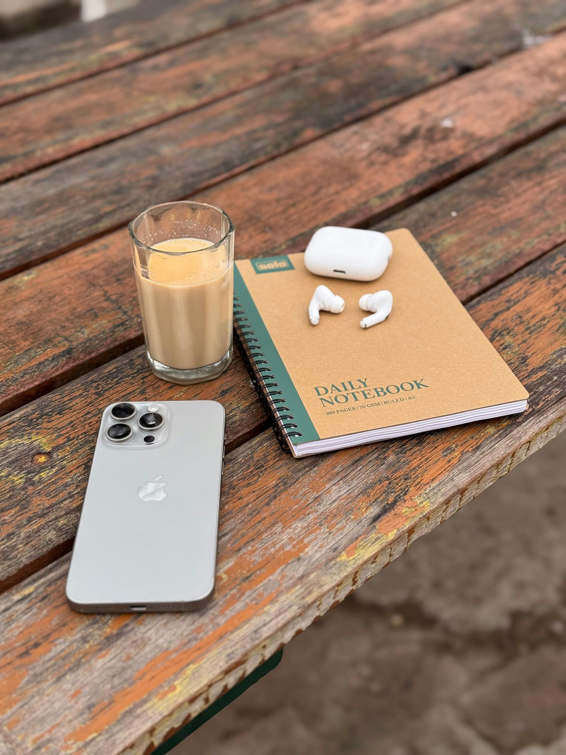 Menschen bei einer Präsentation in einer Kunstgalerie mit einer Projektionsleinwand und Fotografien an der Wand.