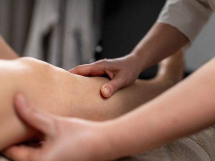 Eine Person, die auf dem Rücken liegt und von einem Fachmann Physiotherapie oder eine Untersuchung des Brustkorbs erhält.