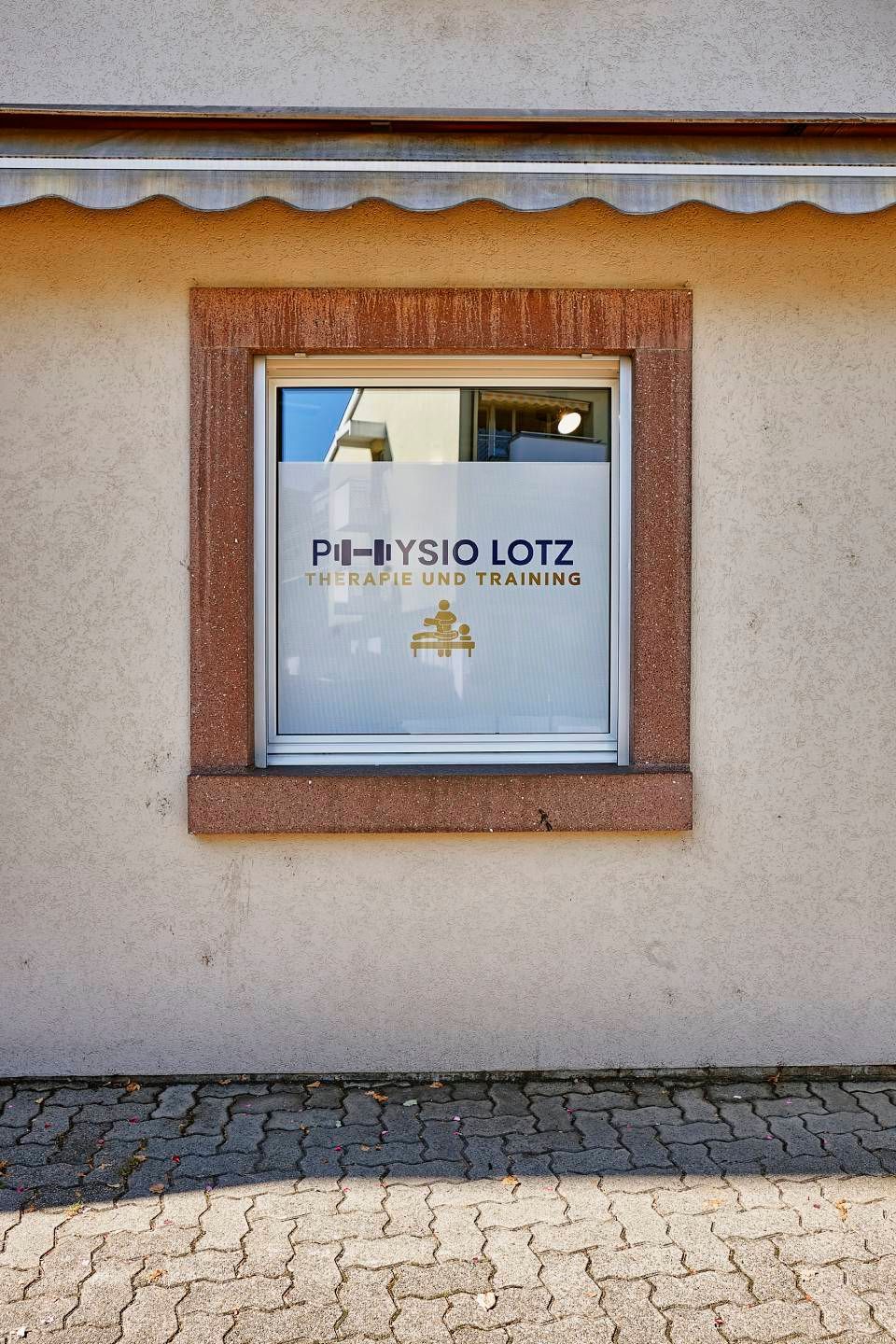Ein Fenster mit Milchglasfolie, auf der der Text 