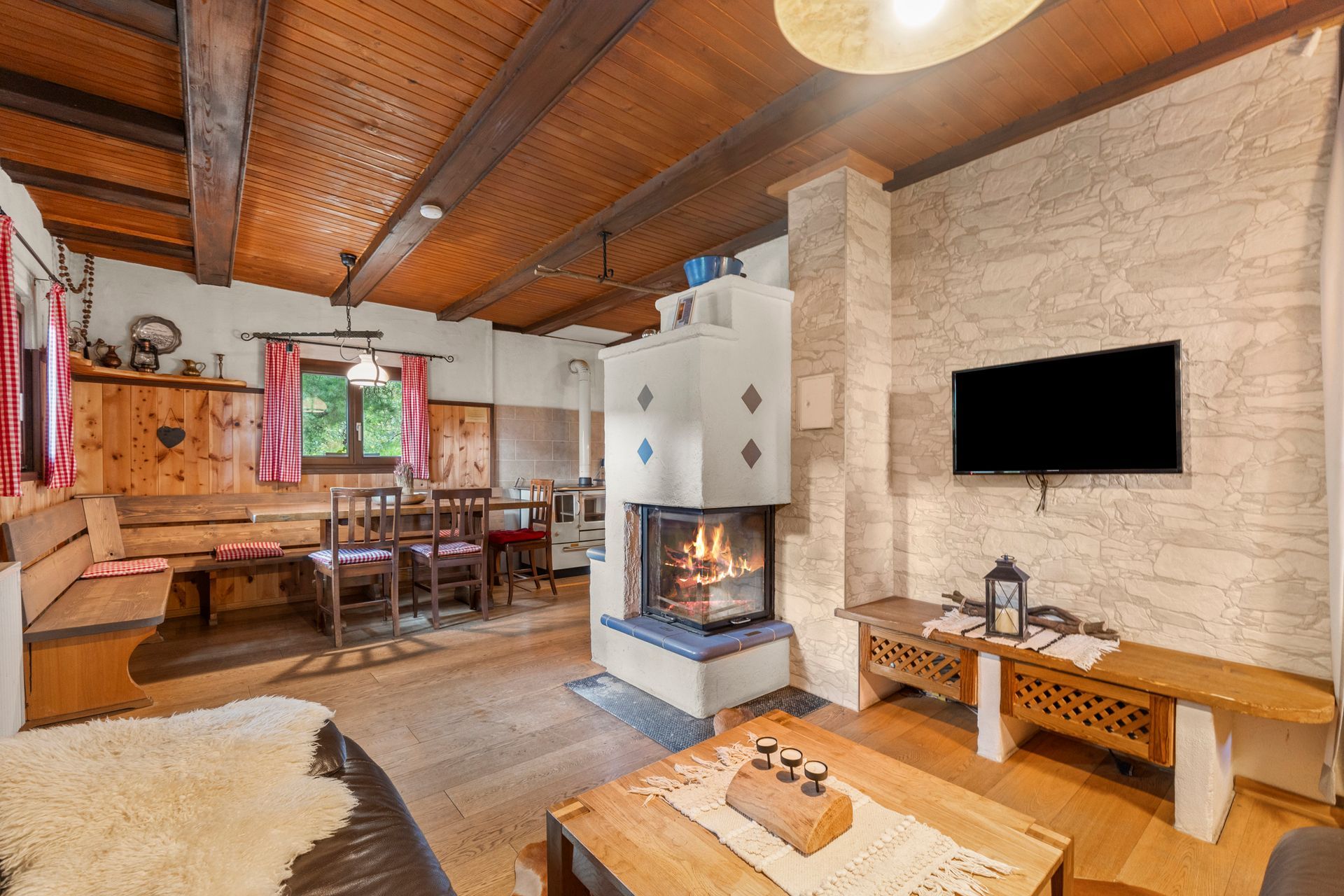 Berghütte, Essbereich, Eckbank, Stühle, Küche, Kamin