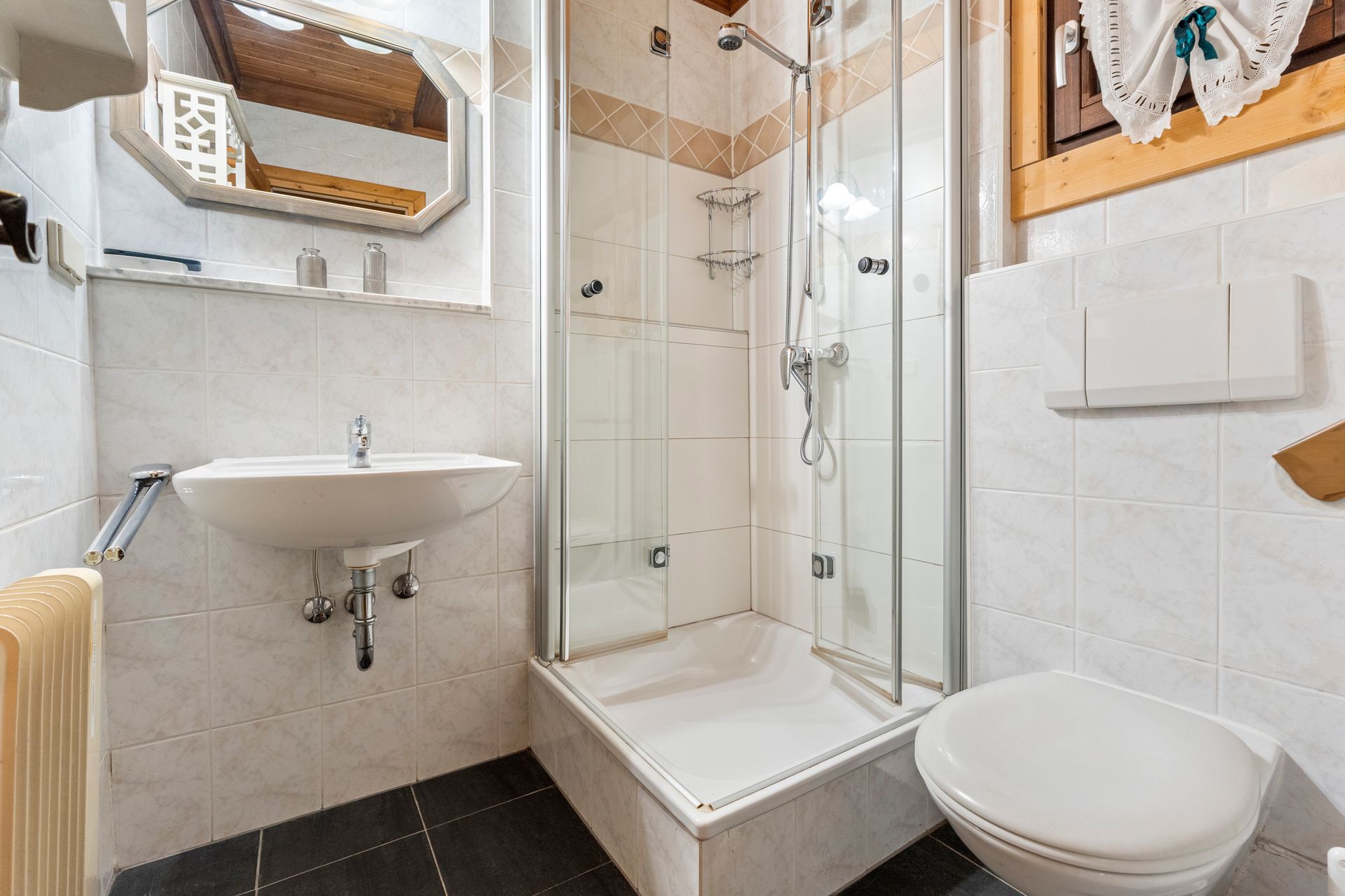 Badezimmer, Berghütte, Hochgamshütte, Dusche, WC, Waschbecken