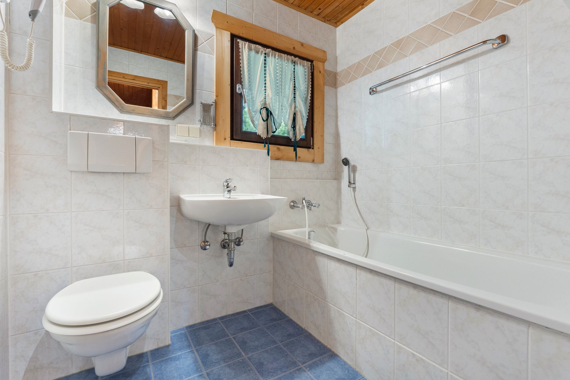 Badezimmer, Wanne, Waschbecken, WC, Berghütte, Obergeschoss