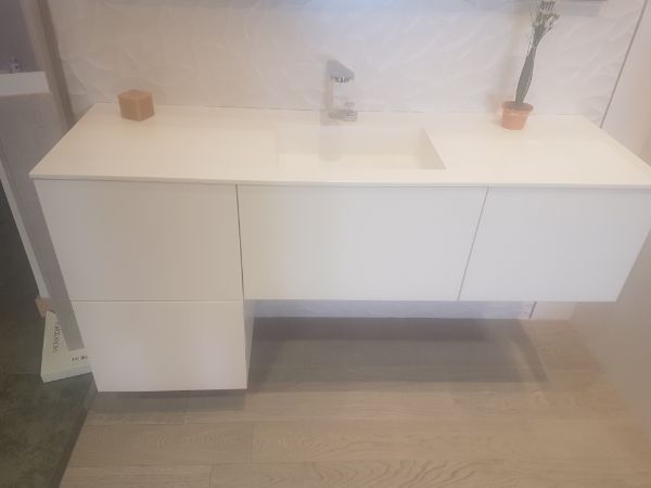 Mueble de baño flotante blanco con un solo lavabo y dos cajones.