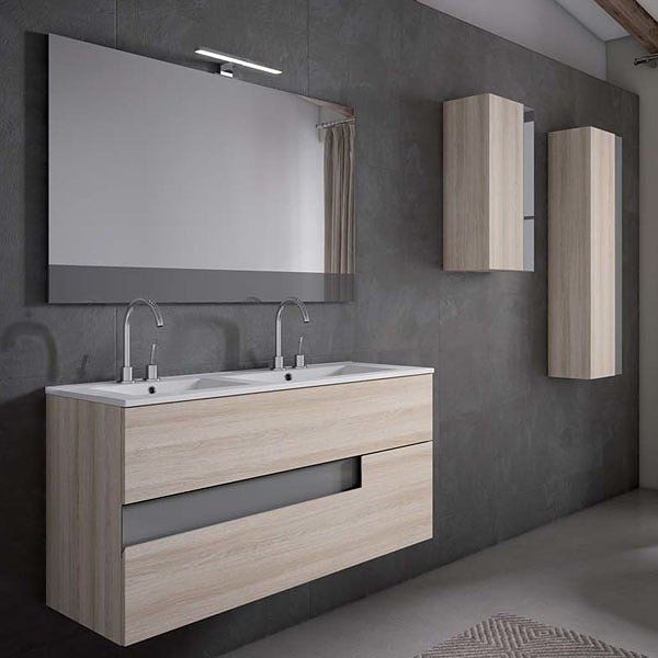 Baño moderno con tocador de madera clara, espejo y dos gabinetes de pared contra una pared gris oscuro.