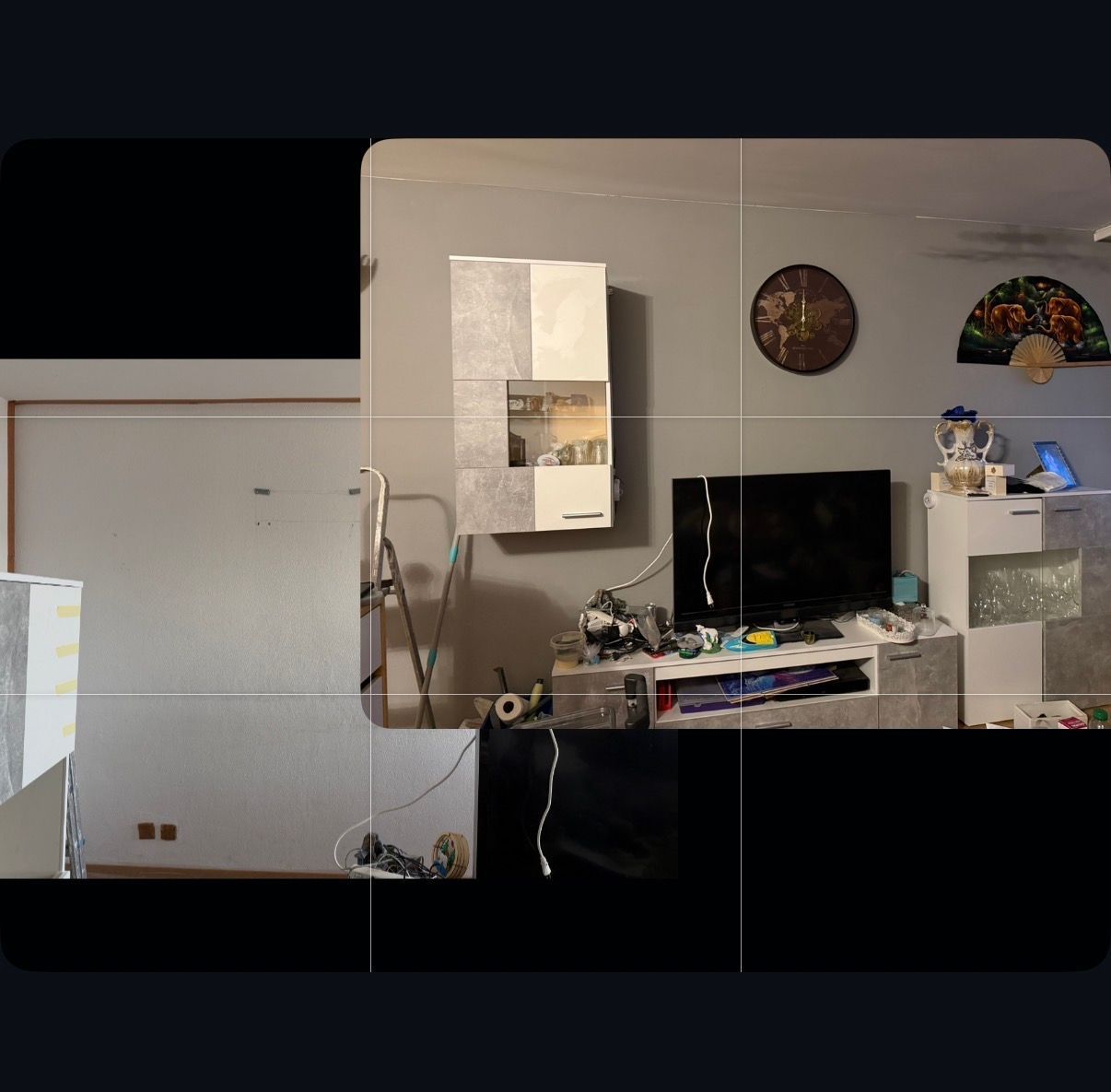 Un collage montrant un mur avec une armoire murale, une télévision sur un support, une horloge murale ronde et un ventilateur décoratif.