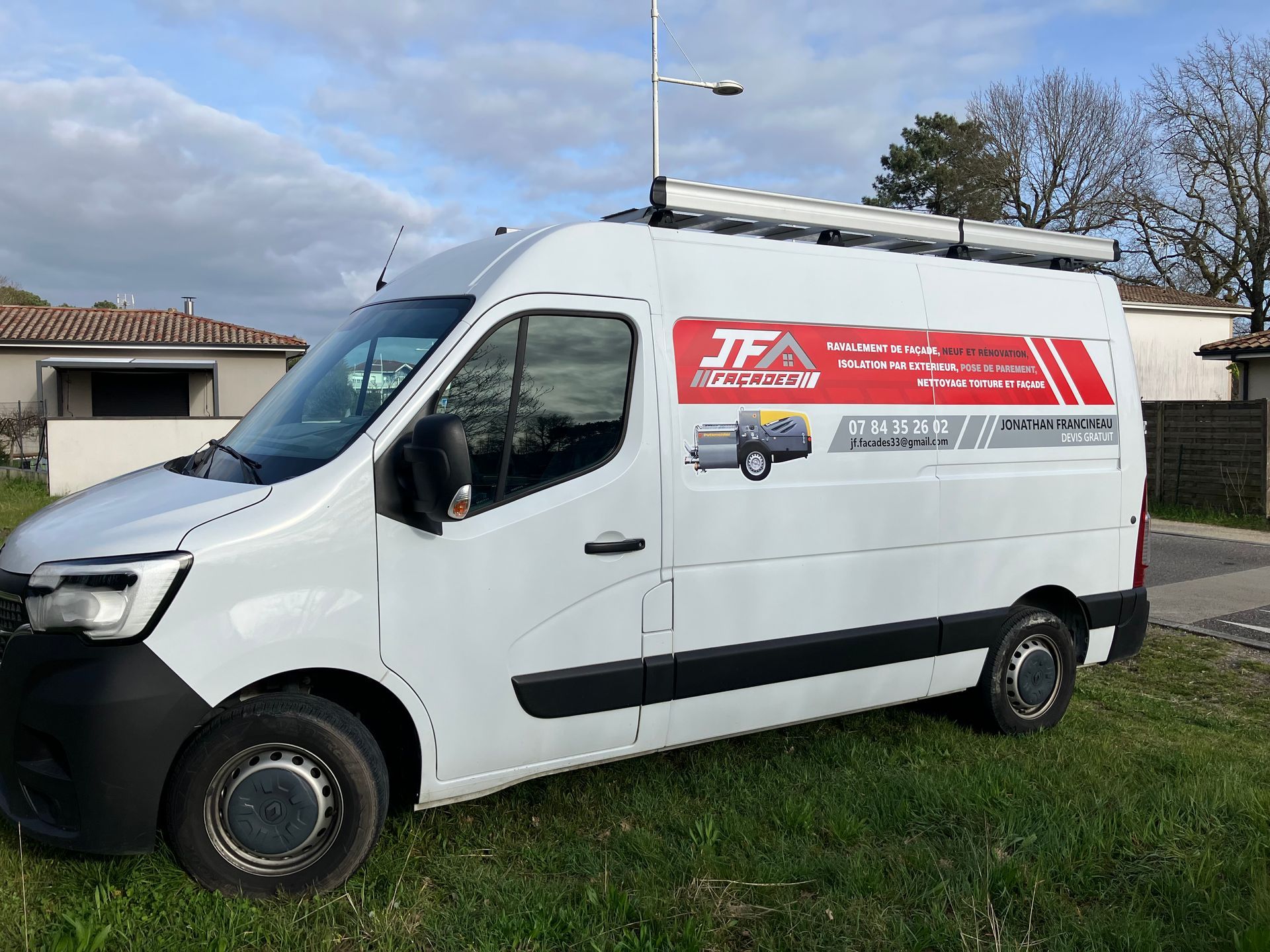 Véhicule de l'entreprise JF Façades