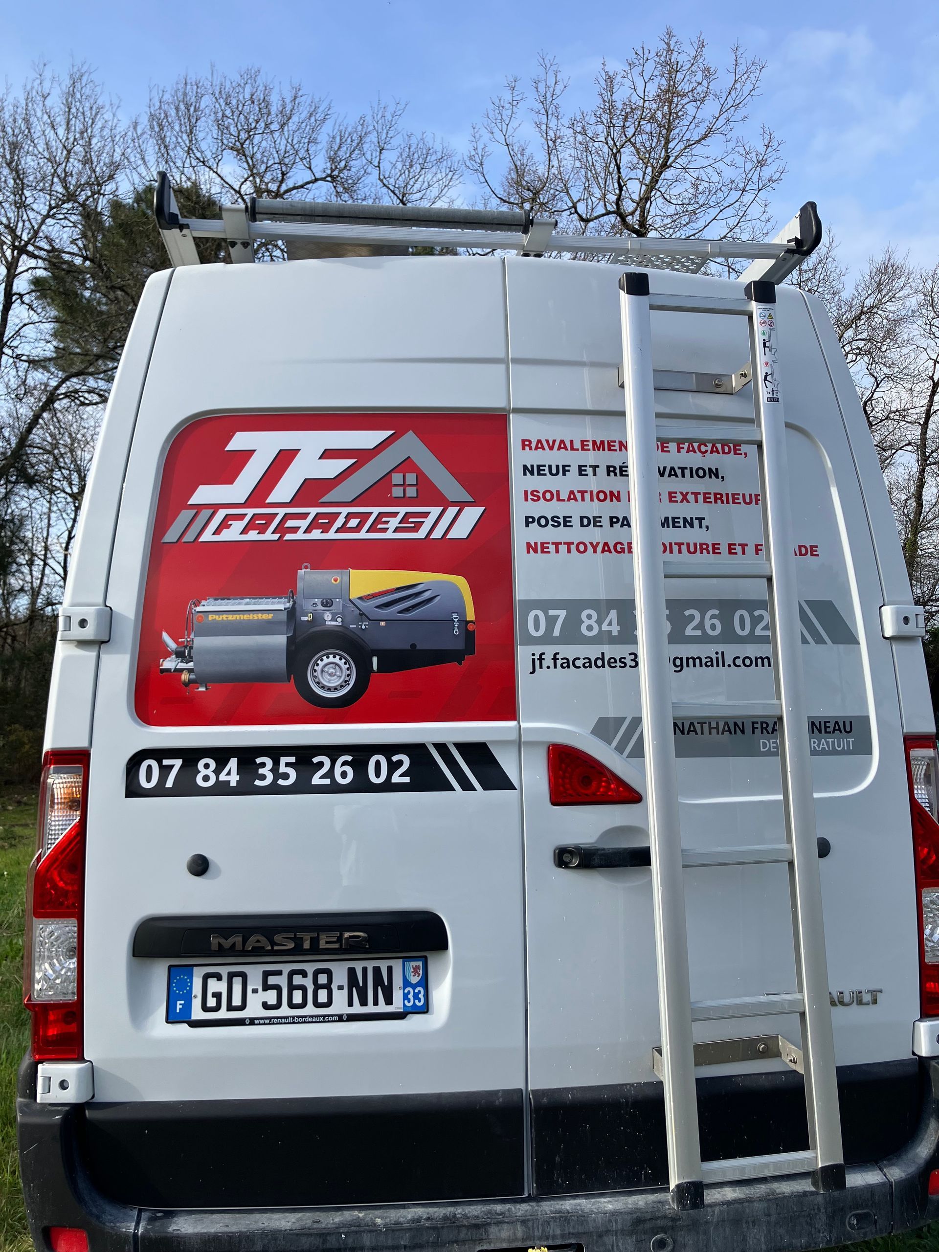 Arrière du véhicule de l'entreprise JF Façades