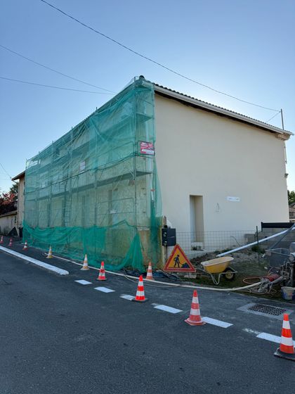 Rénovation d'un bâtiment, piquage et application de sous couche et enduit de finition.