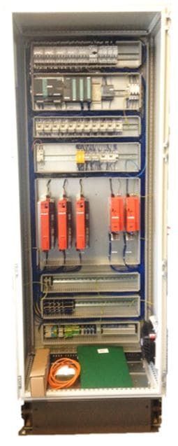 Offener Schaltschrank mit Verkabelung, Schaltkreismodulen und roten Bauteilen in einem Metallgehäuse.