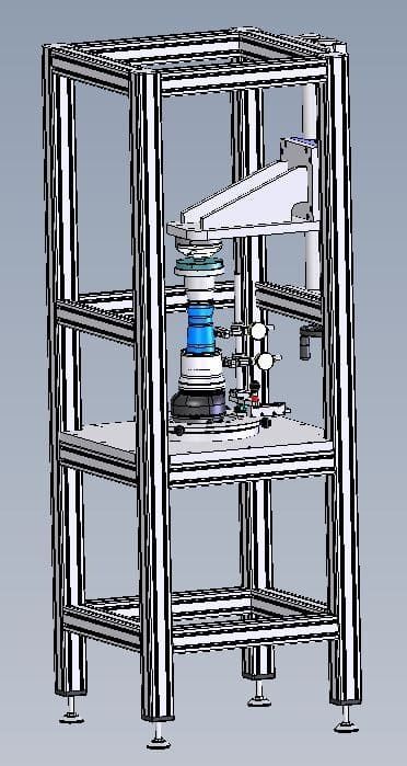 Ein in einem Metallrahmen montierter Industrieroboterarm arbeitet über einer Arbeitsplattform.