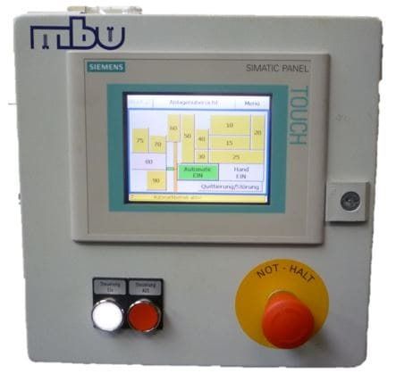 Industrielles Bedienfeld mit Touchscreen, Tasten und einem großen roten Not-Aus-Knopf.